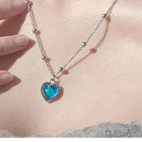 Vintage Heart Shaped Color Change Mood Pendant Necklace - Picture 2 of 4